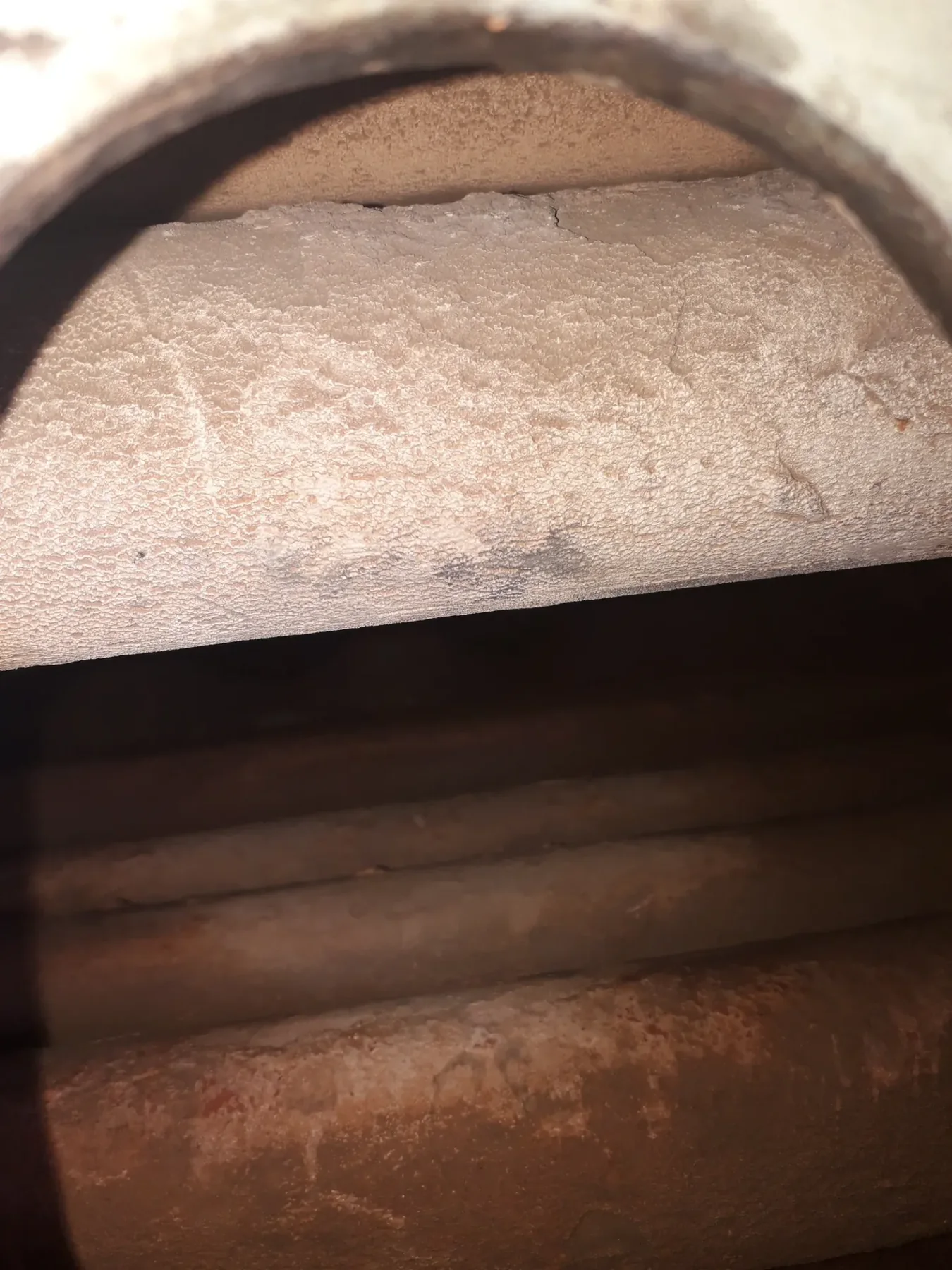 Detalle interior de caldera en reparación